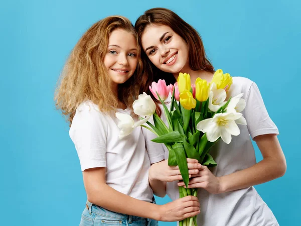 Μαμά και κόρη μπουκέτο λουλούδια διασκέδαση διακοπές οικογενειακό δώρο — Φωτογραφία Αρχείου