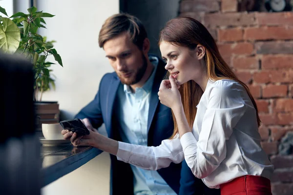 Uomo e donna seduti in caffè comunicazione funzionari stile di vita — Foto Stock