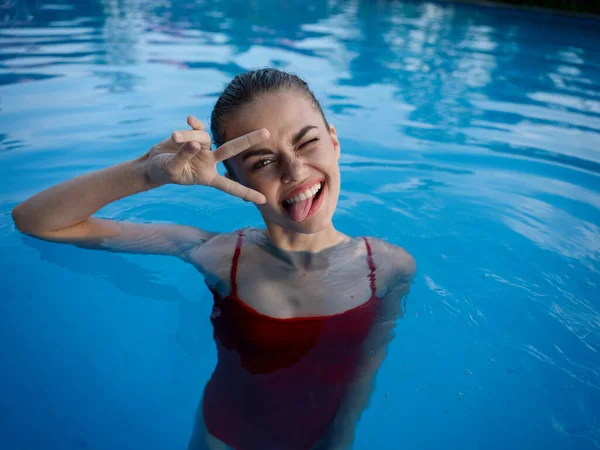 Mulher alegre Natação na piscina natureza emoções mão gestos — Fotografia de Stock