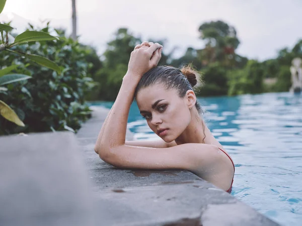 Viajante Natação na piscina apoiando-se em seu braço e paisagem de água clara — Fotografia de Stock