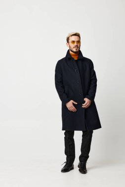 Koyu renk ceketli ve pantolon çizmeli yakışıklı adam sezonun moda modası