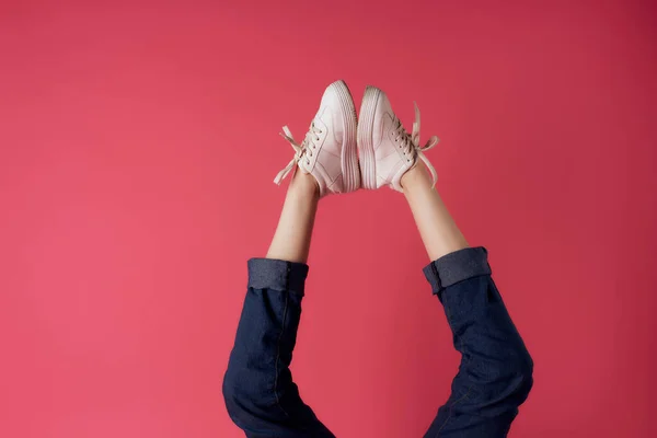 Gambe delle donne invertite in bianco sneakers street style — Foto Stock