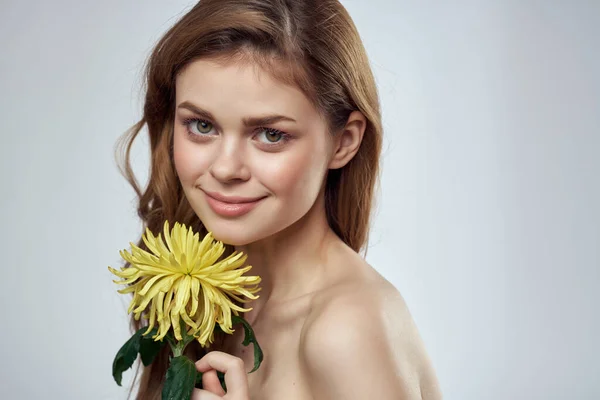 Ładna kobieta nagie ramiona bukiet z kwiatów glamour — Zdjęcie stockowe