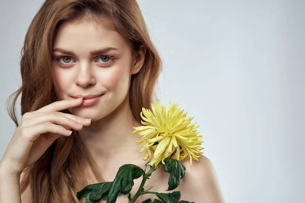 Csinos nő meztelen vállak csokor csillogó virágok — Stock Fotó