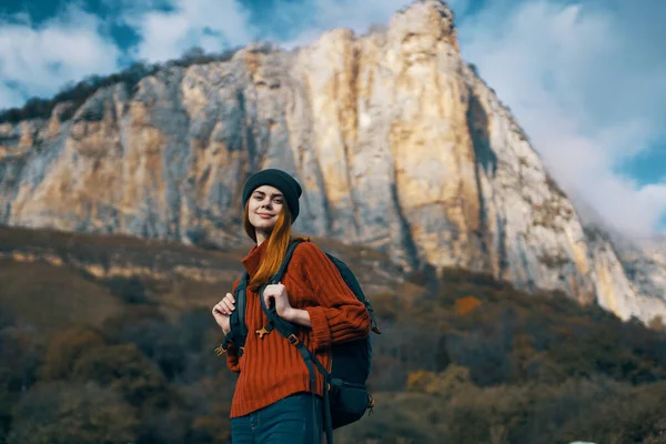 Γυναίκα πεζοπόρος σακίδιο διακοπές τοπίο βουνά ταξίδια — Φωτογραφία Αρχείου