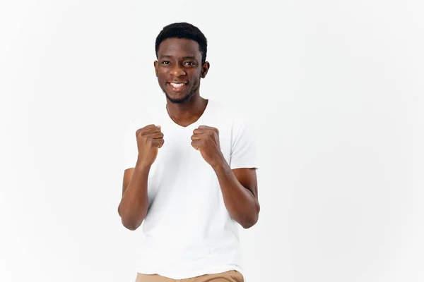 Man of african appearance in white t-shirt gesturing with hands modern — Stok fotoğraf