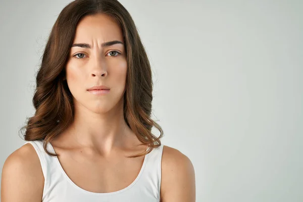 Wanita berbaju putih t shirt emotion dishappy ekspresi wajah studio latar belakang terisolasi — Stok Foto