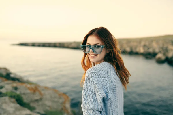 Mujer alegre con gafas al aire libre paisaje isla viaje — Foto de Stock