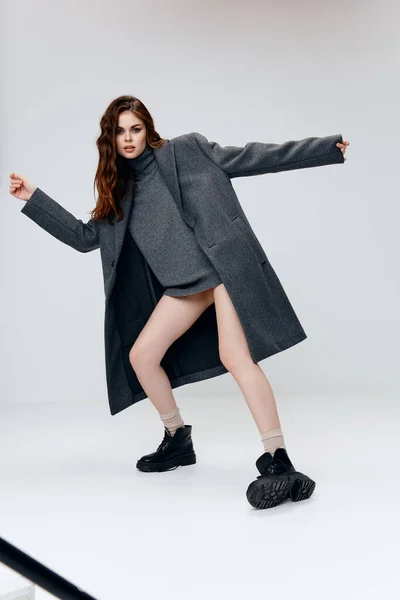Fashionable woman in gray sweater coat and boots naked legs model — Stok fotoğraf