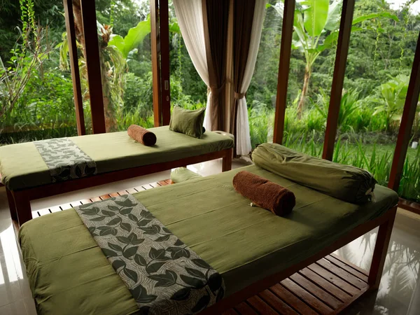 有床的房间绿色毛毯统一与自然大窗户景观新鲜空气 — 图库照片