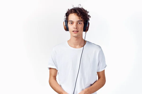 Ένας άντρας με λευκό μπλουζάκι με ακουστικά ακούει μουσική συναισθήματα απόλαυση χαρά — Φωτογραφία Αρχείου