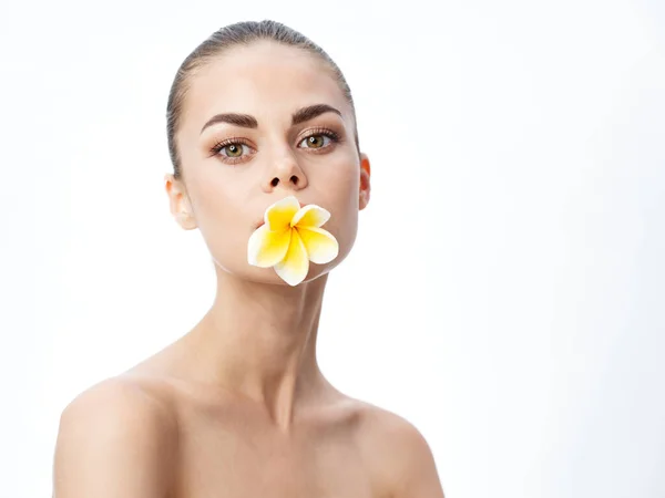 Mujer romántica con corte de pelo en la cabeza y la flor en los dientes vista recortada —  Fotos de Stock