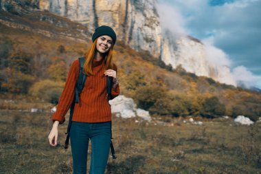 Kazaklı kadın, sonbahar turizmi modelinde elini dışarı uzatıyor.