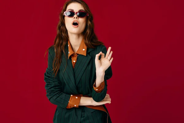 Pretty woman gesturing with hand emotion fashion isolated background — Φωτογραφία Αρχείου