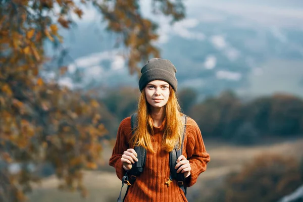 Kobieta turysta plecak podróże góry natura przygoda — Zdjęcie stockowe