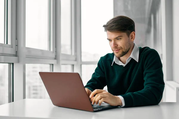 Homem de negócios em sua mesa na frente de laptop trabalhando tecnologia de internet — Fotografia de Stock