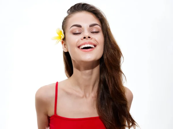 Mujer feliz con los ojos cerrados rojo camiseta amarillo flor modelo —  Fotos de Stock