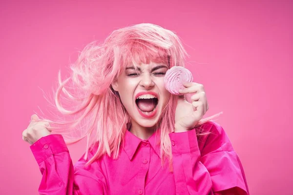 Vidám nő rózsaszín haj édességek élvezet modell — Stock Fotó
