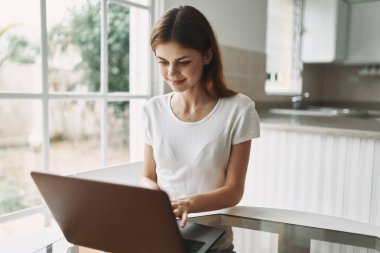 woman at home in front of laptop work professional freelance