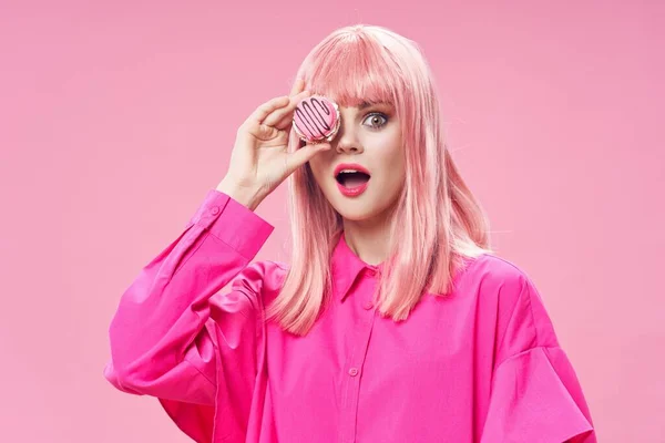 Glamouröse Frau mit rosa Haaren Süßigkeiten Modell Luxus — Stockfoto