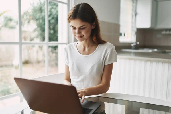 Mujer en casa delante del trabajo portátil profesional freelance —  Fotos de Stock