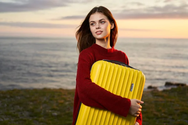 Woman with yellow suitcase travel landscape fresh air — Stockfoto