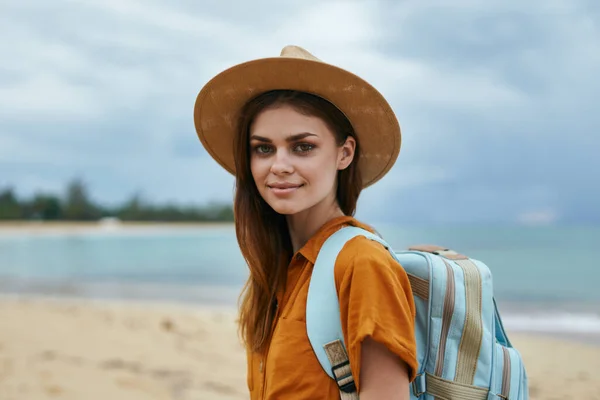 Женщина туристы в шляпе с рюкзаком на острове пейзаж — стоковое фото