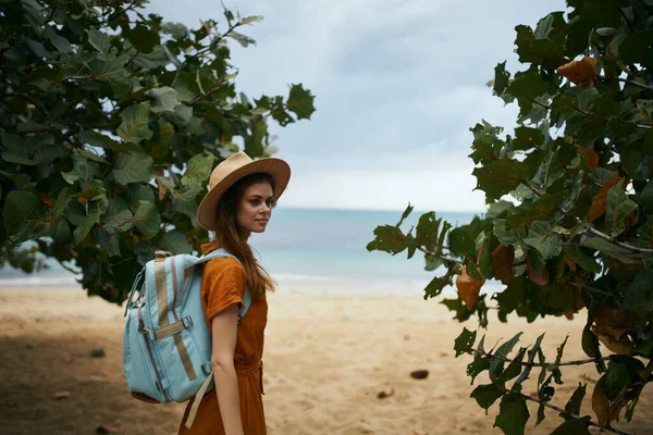 バックパック島旅行で女性観光客熱帯夏 — ストック写真