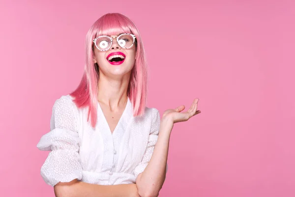 Szczęśliwa kobieta nosząca okulary różowe włosy gestykulujące rękami Kopiuj przestrzeń — Zdjęcie stockowe