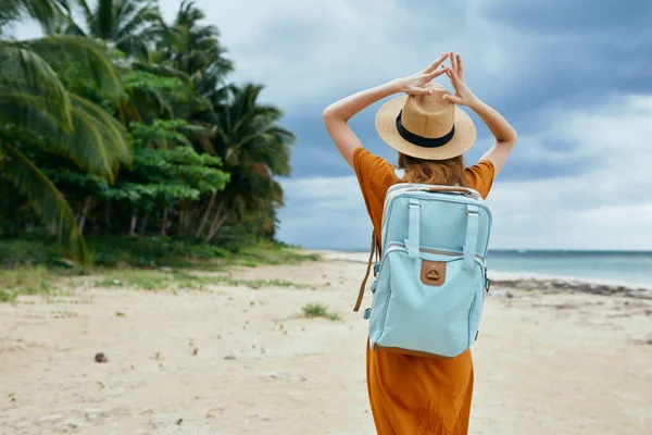 Mujer con mochila de viaje en la playa de la isla de la palma —  Fotos de Stock