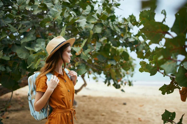 Mulher com mochila ilha viagem aventura ar fresco — Fotografia de Stock