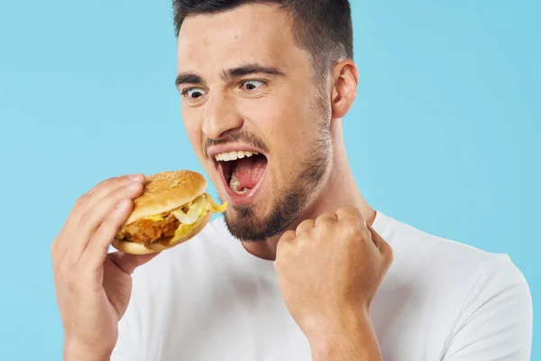 Homem em t-shirt branca com hambúrguer dieta comida lanche estilo de vida — Fotografia de Stock