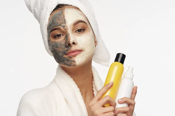 Mujer mascarilla cuidado de la piel crema salud fondo claro —  Fotos de Stock