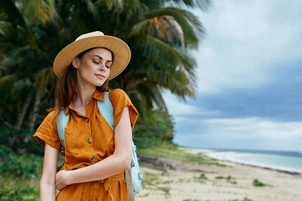 Mulher turista com mochila usando chapéu na paisagem da ilha de palma — Fotografia de Stock