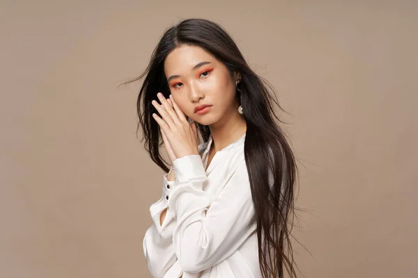 Женщина азиатский внешний вид косметики на лицо украшения роскошный бежевый фон — стоковое фото