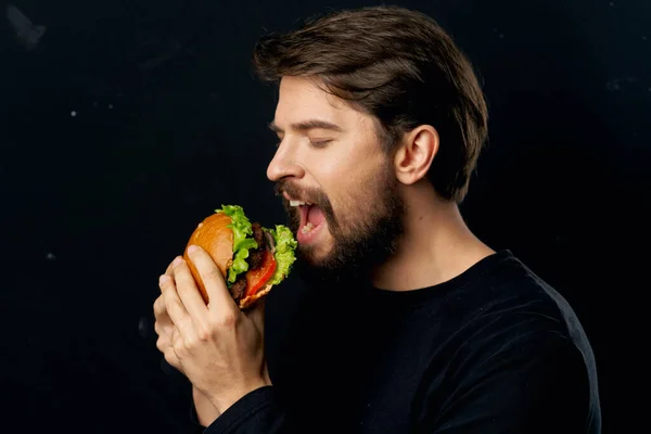 Hombre comiendo hamburguesa comida rápida comida gourmet dieta — Foto de Stock