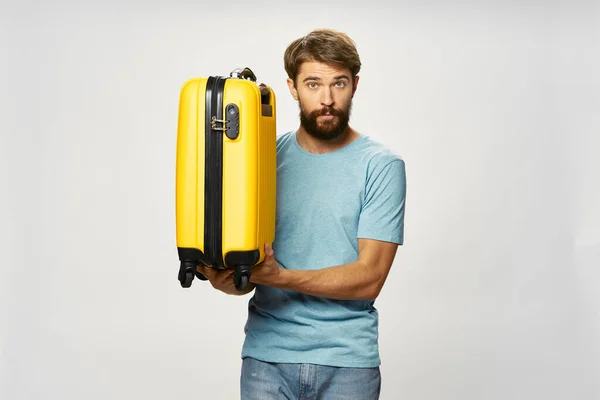 Barbudo hombre con maleta vacaciones viaje pasajero aeropuerto — Foto de Stock