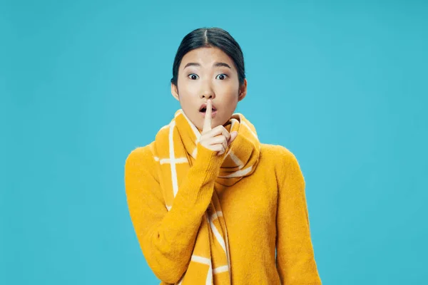 Frau asiatisches Aussehen Familie Kleidung Mode Studio blauer Hintergrund — Stockfoto