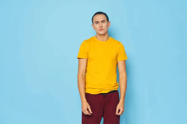 Mann in gelbem T-Shirt auf blauem Hintergrund Emotionen isoliert Hintergrund — Stockfoto