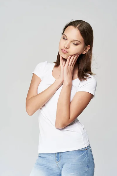 Mädchen in weißem T-Shirt Mode Emotionen isoliert Hintergrund Lebensstil — Stockfoto