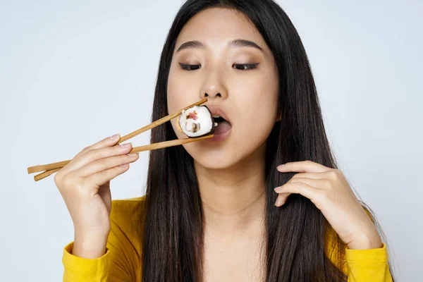 Mujer asiático apariencia chopstick sushi rolls snack modelo —  Fotos de Stock