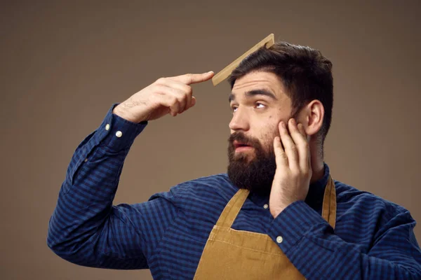 Бородатый мужчина расчесывает волосы на голове и бороде парикмахерской — стоковое фото