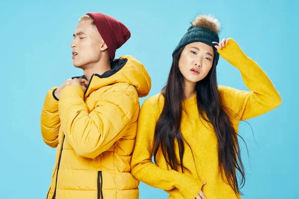 Junges Paar asiatischer Erscheinung in Neujahrskleidung blauer Hintergrund — Stockfoto