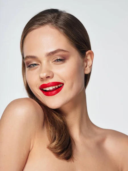 Smuk kvinde med røde læber nøgne skuldre ren hud kosmetologi model - Stock-foto