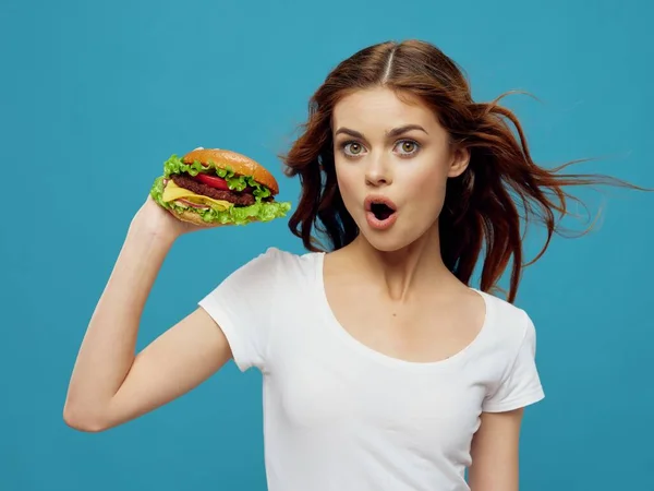 Frau im weißen T-Shirt Hamburger Diät Fast Food Snack — Stockfoto