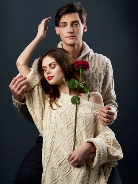 Mladý pár romantika růže luxus tmavé pozadí životní styl — Stock fotografie