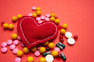 çok renkli ilaçlar farmasötik kalp bakımı farmakolojisi
