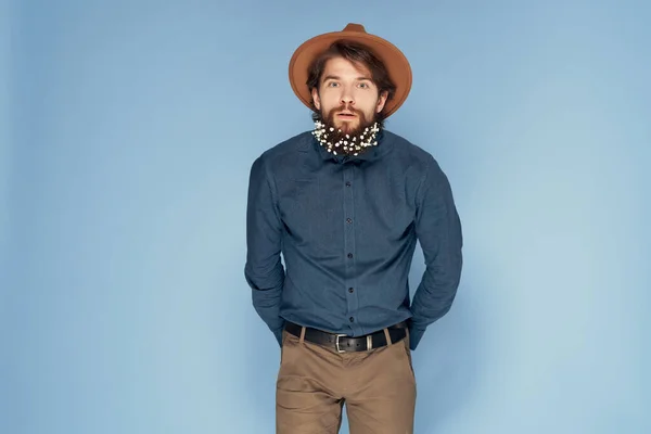Hombre guapo con sombrero barba con flores ecología decoración moda —  Fotos de Stock