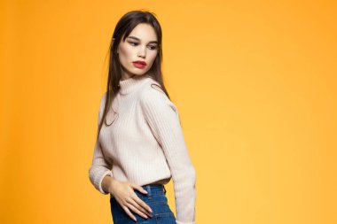 Güzel esmer kırmızı dudaklar moda sarı arka plan