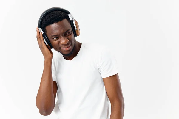 Africano buscando hombre usando auriculares música entretenimiento aislado fondo — Foto de Stock